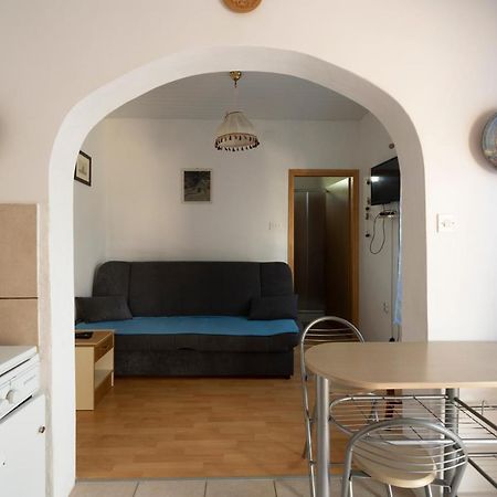 Studio Apartman Ema 2 Gornji Karin Exterior foto